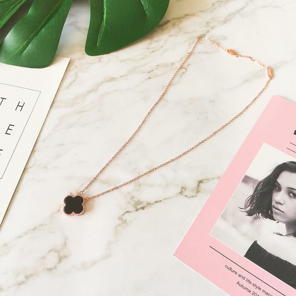 🆕 New Four-Leaf clover fashion necklace (black) - Picture 7 of 8